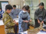 ９月１日　１年生の家庭科の授業で浴衣の着付を学びました。